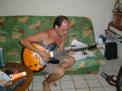 fred guitare.jpg (53888 octets)